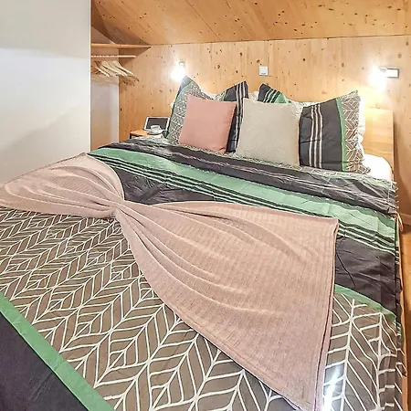 2 Bedroom Awesome In בית נופש הוהנטאורן